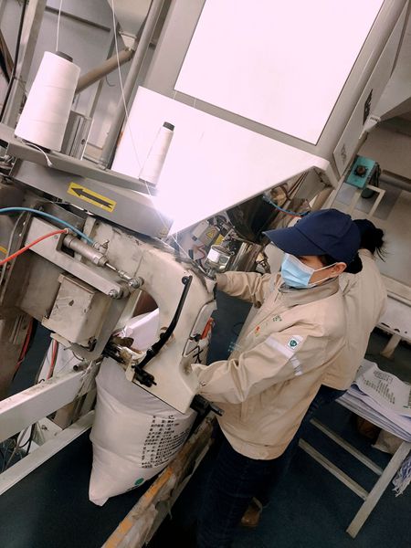 在北大荒米业集团友谊制米厂,机器轰鸣.